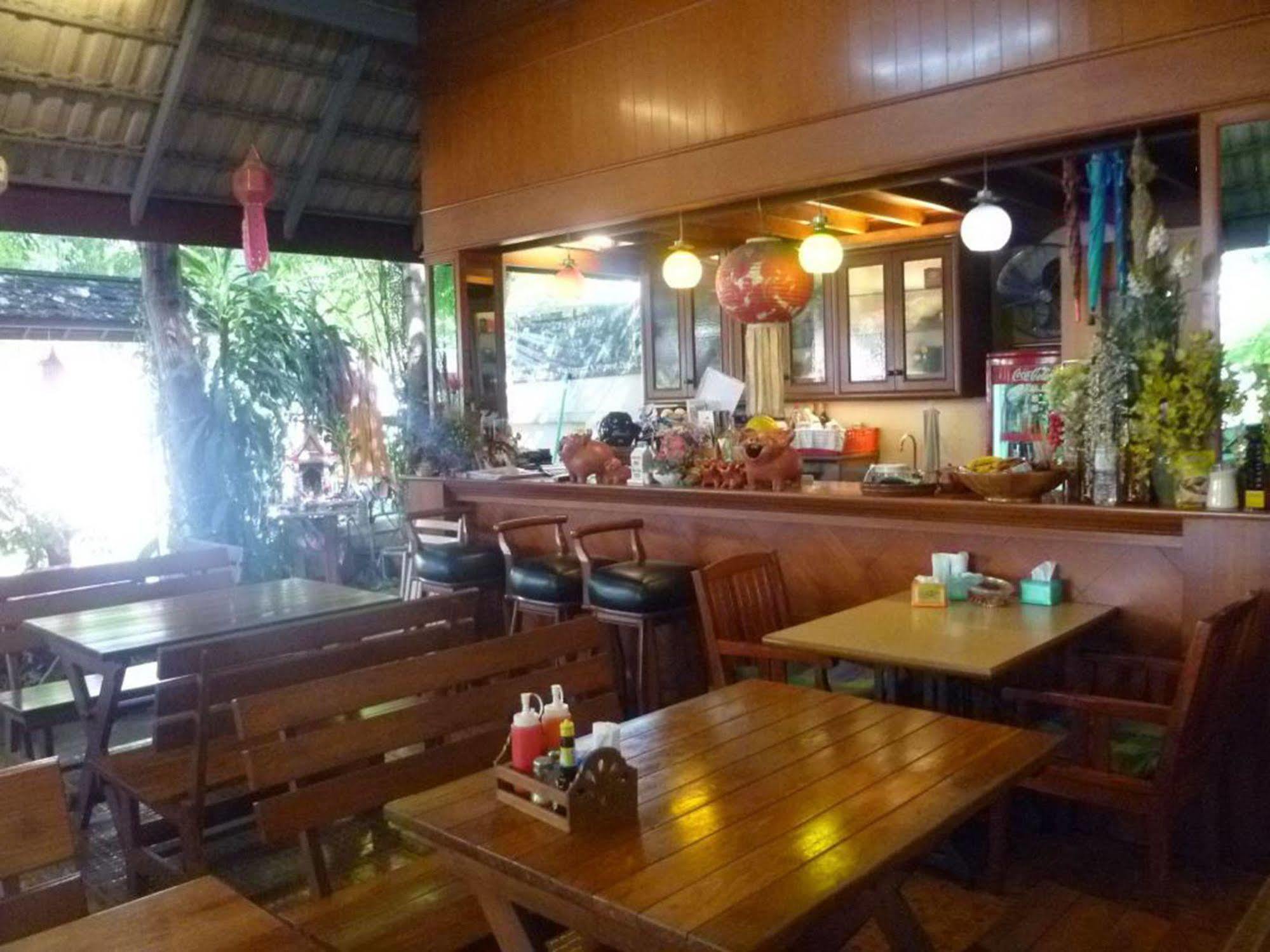 Safe House Court Hotell Chiang Mai Exteriör bild