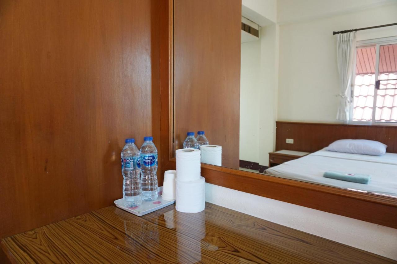 Safe House Court Hotell Chiang Mai Exteriör bild